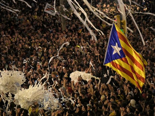 Tras noche de disturbios, los independentistas continúan movilizados en Cataluña