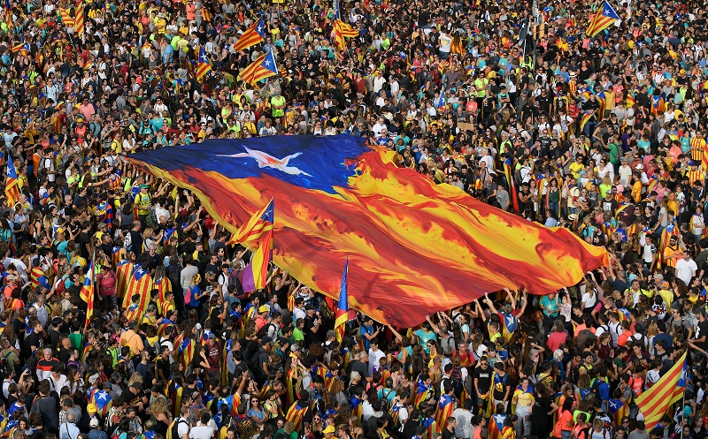 Enorme manifestación en Cataluña contra condena a los líderes independentistas