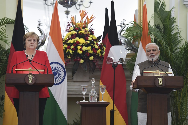 Merkel promete mil millones de euros a India para combatir la contaminación