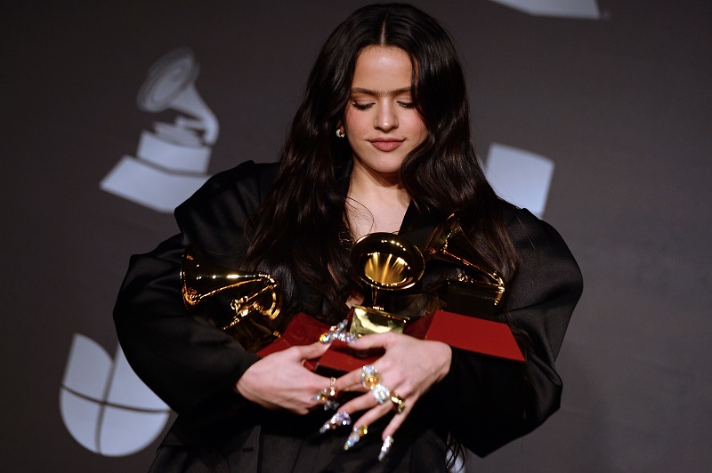 Rosalía reina en un Grammy Latino con reguetón y gestos de protesta por Chile