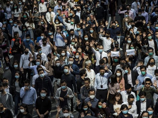 Miles de personas se manifiestan de nuevo en Hong Kong