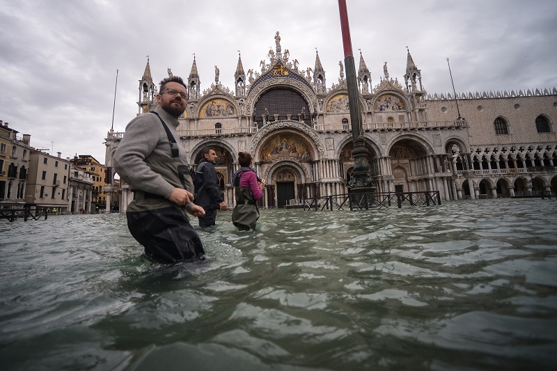 Temor en Venecia por nueva crecida de las aguas, cierran Plaza San Marcos