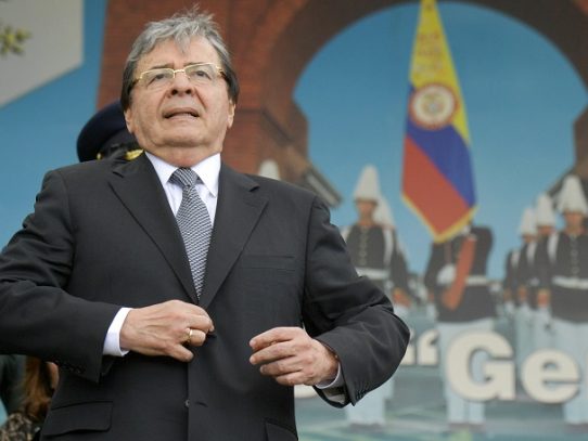 Dan de baja a una docena de militares en medio de escándalo de espionaje en Colombia