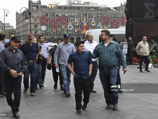López Obrador se reúne con familia mormona tras masacre en norte de México