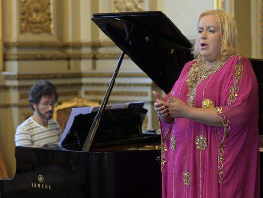 De tenor a soprano, la argentina transexual que brilla en el Teatro Colón