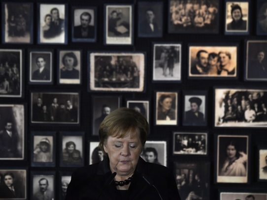 La memoria de los crímenes nazis es "inseparable" de la identidad alemana, dice Merkel en Auschwitz