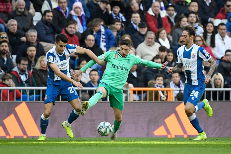 El Real Madrid domina ampliamente al Espanyol y es líder momentáneo