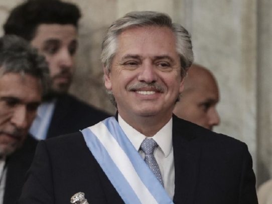 Alberto Fernández promete "reducir la pobreza" al asumir el mando de Argentina