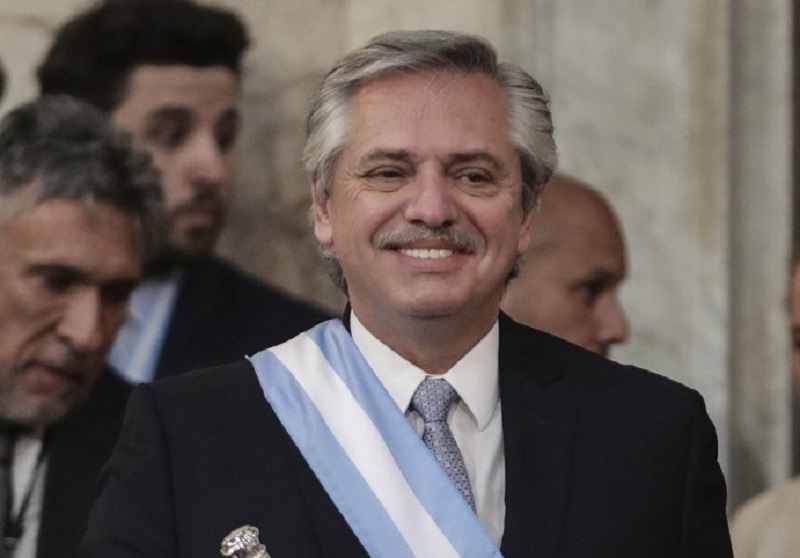 Alberto Fernández promete "reducir la pobreza" al asumir el mando de Argentina