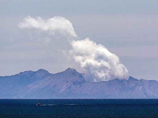 Volcán en Nueva Zelanda es aún demasiado peligroso para poder recuperar cuerpos