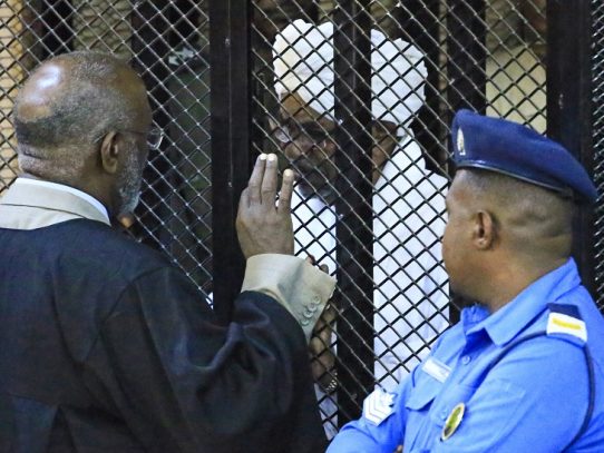 Expresidente sudanés Bashir condenado a dos años de detención por corrupción