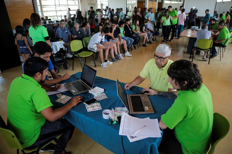 Chilenos participan en inédita consulta municipal en medio de crisis social