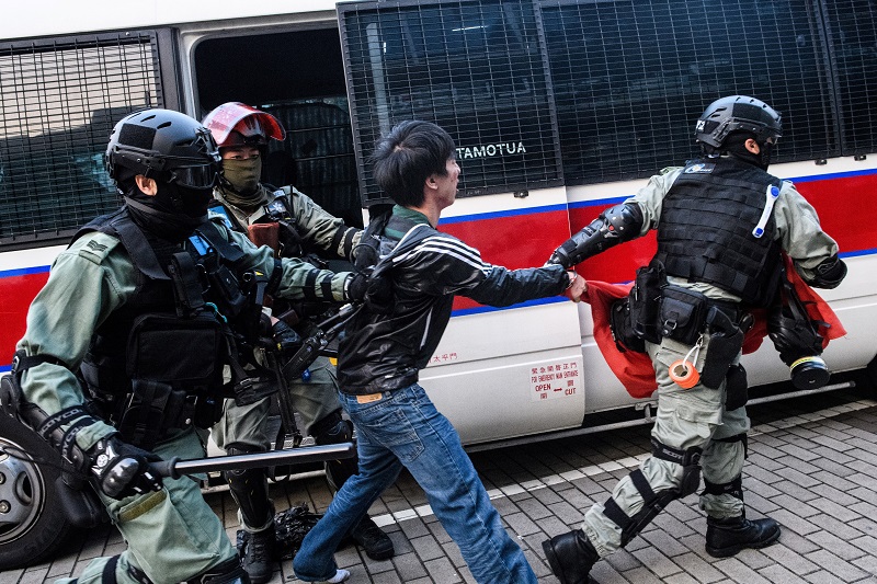 La policía irrumpe en protesta en Hong Kong a favor de los uigures de China