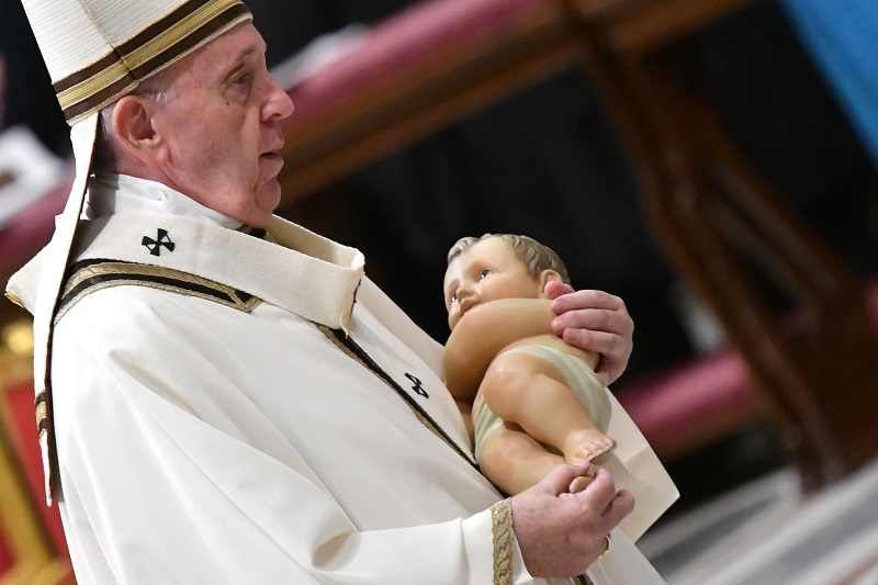 En la noche de Navidad, el papa invita a amar al prójimo para cambiar el mundo