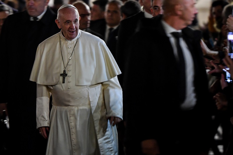El Papa Francisco reprende a una mujer que le agarró bruscamente del brazo