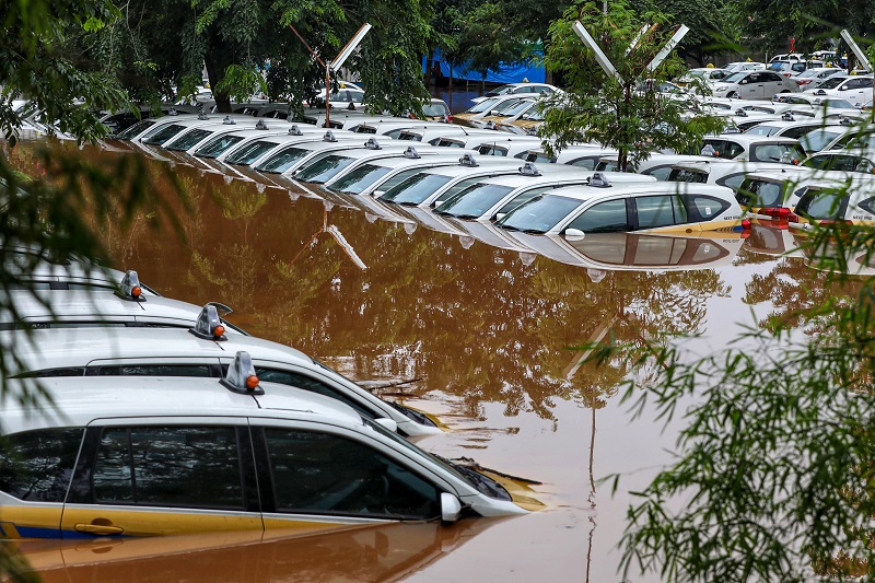 Sube a al menos 23 muertos el balance por las inundaciones en Indonesia