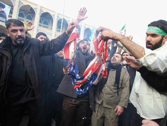 Irán clama venganza tras la muerte de poderoso general en bombardeo de EEUU en Irak
