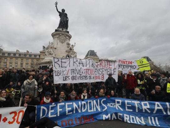 Varios miles de manifestantes se oponen a la reforma de las pensiones en París