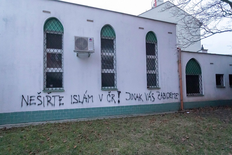 Vandalizan mezquita con grafiti antimusulmán en República Checa