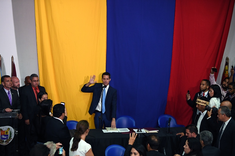Guaidó es ratificado presidente del Parlamento por diputados de oposición