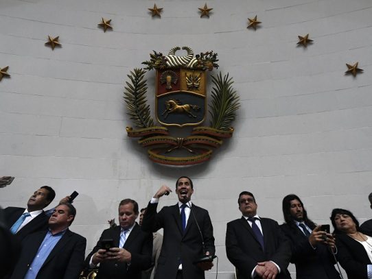 Guaidó toma la palabra desde el podio presidencial del Parlamento de Venezuela