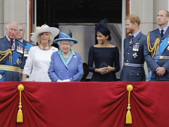 Isabel II convoca una reunión familiar tras la crisis provocada por Enrique y Meghan