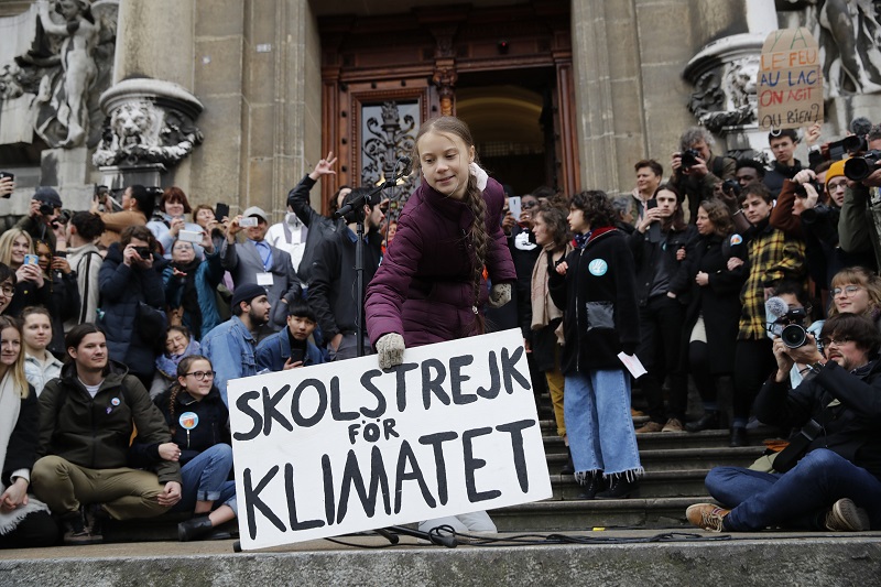 Greta Thunberg se manifiesta con miles de jóvenes en Lausana antes de ir a Davos