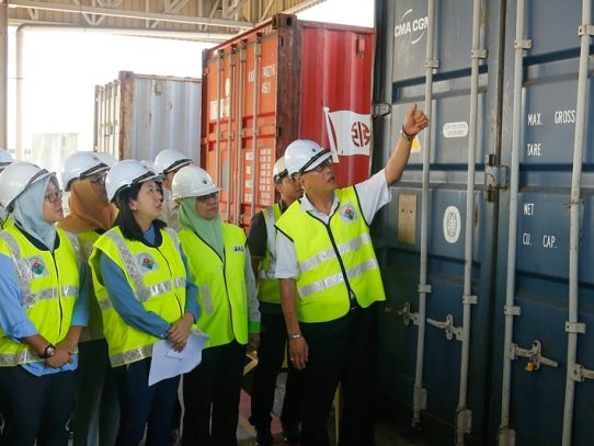 Malasia reenvía 150 contenedores de desechos a varios países occidentales