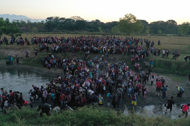 México despliega un control de seguridad ante la llegada de la caravana de centroamericanos