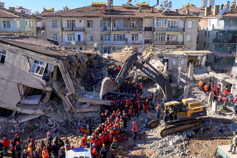 Sigue búsqueda de sobrevivientes a sismo en Turquía, que dejó al menos 35 muertos