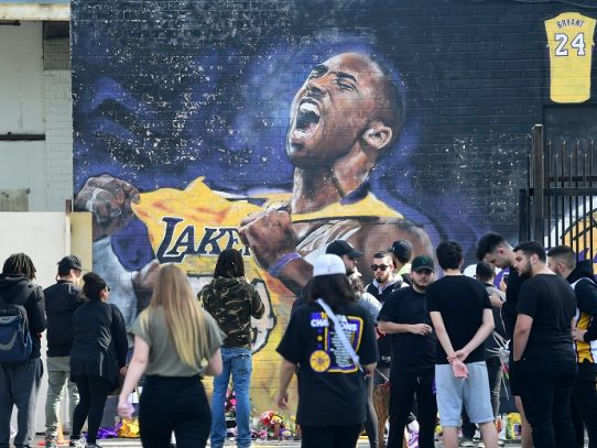 NBA pospone el juego del martes de los Lakers por muerte de Kobe Bryant