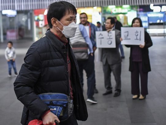 OMS llama "al mundo entero a actuar" contra el coronavirus, primeras evacuaciones de extranjeros en China