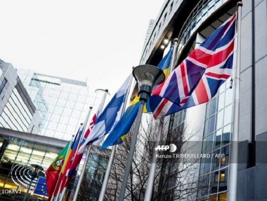 Al ritmo de una gaita, los eurodiputados del Partido del Brexit abandonan Bruselas