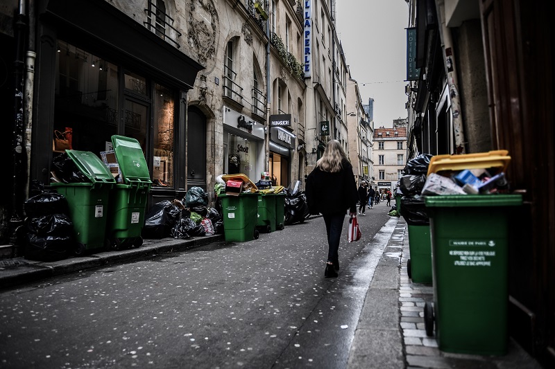 Toneladas de basura se acumulan en las calles de París por huelga