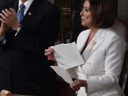 La líder demócrata Nancy Pelosi rompe el discurso de Trump ante el Congreso