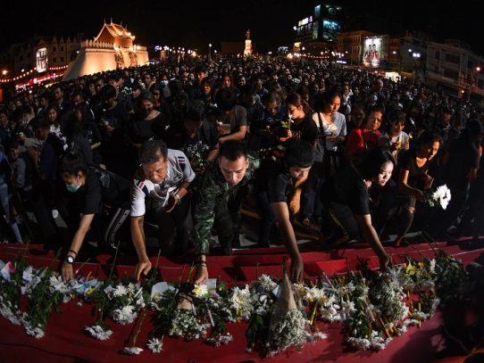 Las familias esperan los cuerpos de las 29 víctimas de la matanza en Tailandia