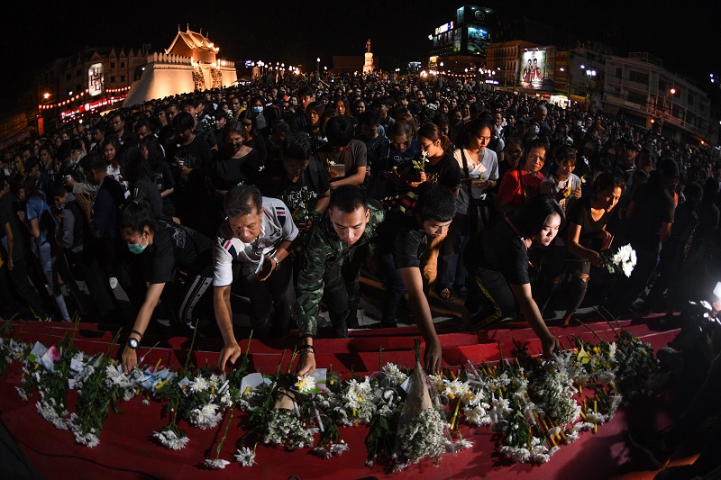 Las familias esperan los cuerpos de las 29 víctimas de la matanza en Tailandia