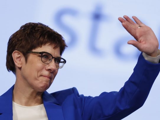 La sucesora elegida de Merkel renuncia a candidatearse a canciller en 2021