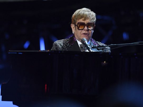 Una neumonía obliga a Elton John a acortar una actuación en Nueva Zelanda