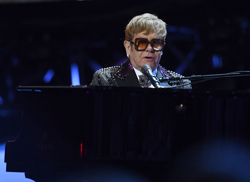 Una neumonía obliga a Elton John a acortar una actuación en Nueva Zelanda