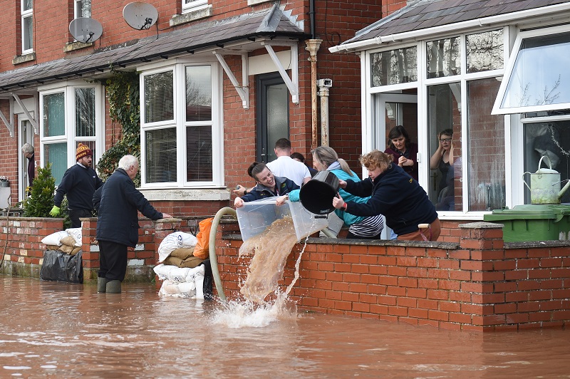 Inundaciones y transportes perturbados en el Reino Unido por tormenta Dennis