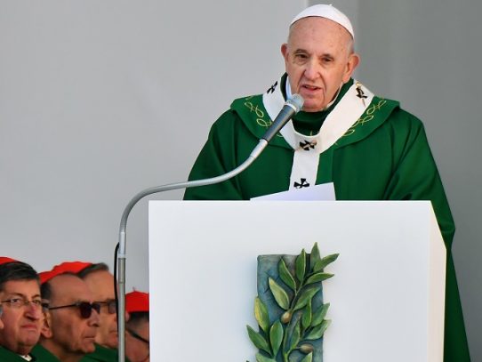 Papa condena desde Bari hipocresía de países que "hablan de paz y venden armas"