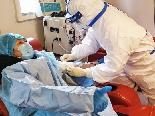 Pacientes que superaron el coronavirus donan su plasma para salvar vidas
