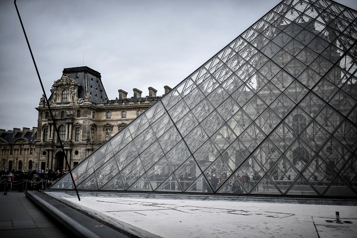 El Louvre no abrió sus puertas el domingo debido al nuevo coronavirus