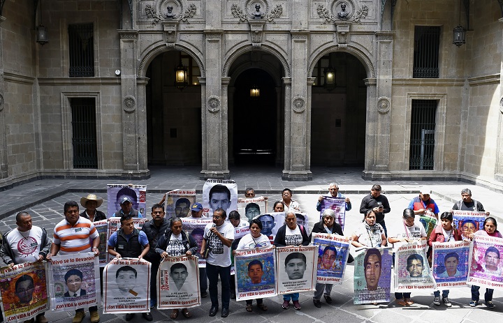 Juez mexicano ordena prisión para tres investigadores del caso Ayotzinapa