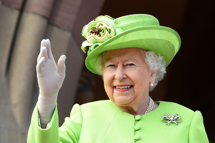 Isabel II, obligada a guardar reposo, participará en una ceremonia el domingo