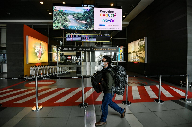 Panameños que permanecían en aeropuerto de Bogotá serán trasladados desde hoy