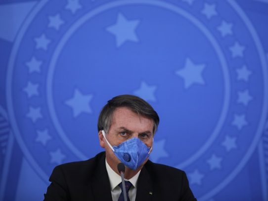 Bolsonaro ve riesgo de "caos" y "saqueos" por medidas de cuarentena en Brasil