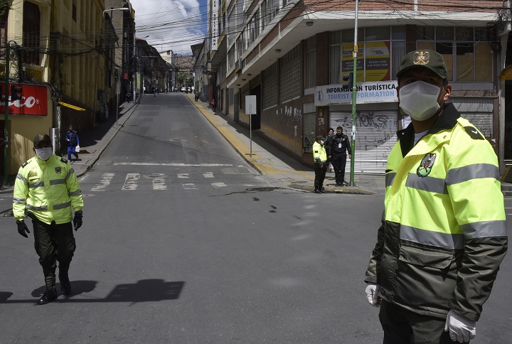 Bolivia cierra fronteras a los nacionales y prohíbe salir a la calle por coronavirus