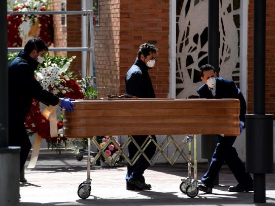 La muerte sobrecoge Madrid en el décimo día de confinamiento